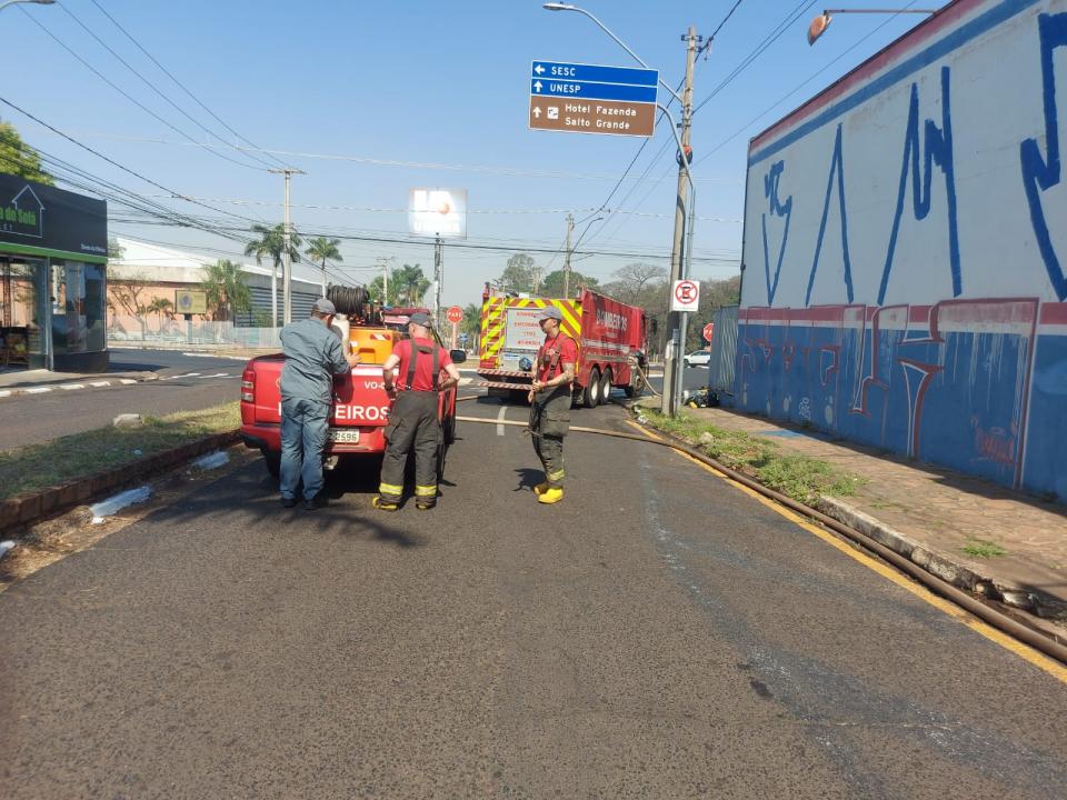 Foto 9 de 10 — Incêndio em antiga autopeças de Araraquara destruiu 1.000 m²; Defesa Civil interditou a área